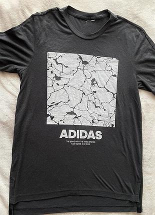 Чоловіча чорна футболка adidas з принтом, подовжений крій l