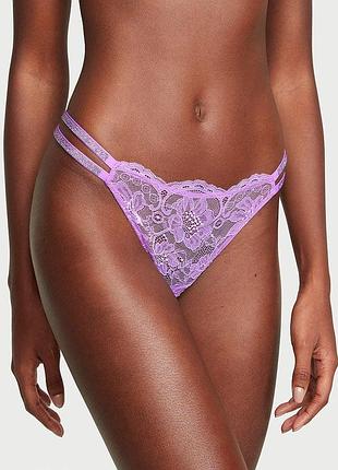 Женские трусики victoria's secret (154100516448) shine strap lace thong panty кружево со стразами m фиолетовый