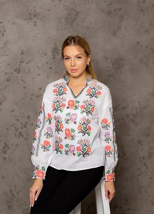 Жіноча вишиванка багато вишивки біла зі стійкою