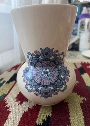 Вінтажна керамічна ваза була виготовлена компанією new devon pottery у ньютон-еббот, англія, у стилі 1970-х років.