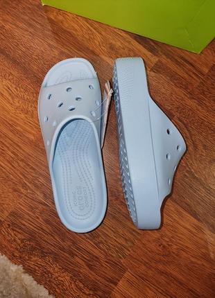 Голубые шлепки crocs classic platform slide