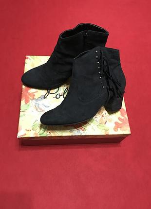 Эффектные сапожки в графитовом цвете