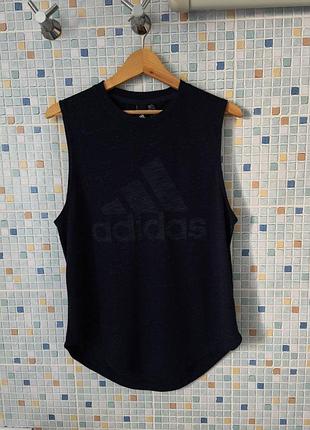 Майка adidas.