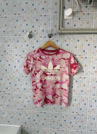 Футболка adidas.