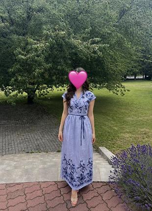 Довга синя сукня з вишивкою