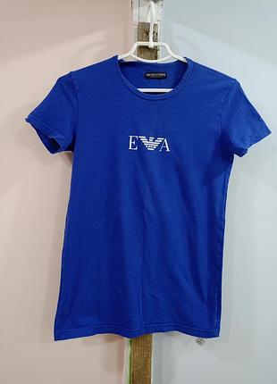 Женская синяя футболка emporio armani с белым принтом логотипа ea на груди