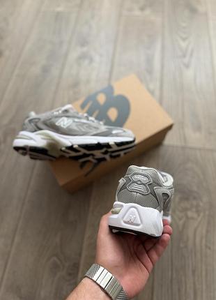 Balance 725 grey white