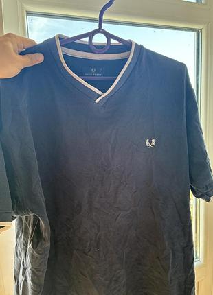 Футболка fred perry темно-синя з v-подібним вирізом, розмір l