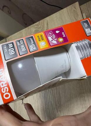 Светодиодная лампа osram с датчиком движения, которая имеет цоколь e27 и обеспечивает световой поток 806 люмен