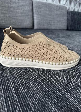 Бежеві мʼякі сліпони hush puppies розмір 39