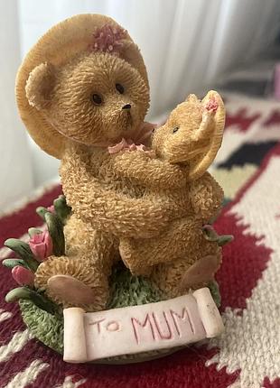 Колекційна фігурка cherished teddies від бренду enesco, що зображує маму-ведмедицю з малюком.композиція має напис на банері "to mum" ("мамі")