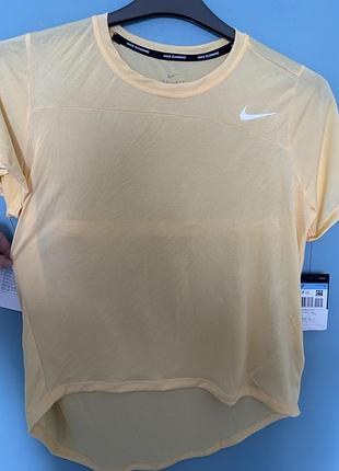 Жіноча бігова футболка nike running  світло-жовтого  кольору з технологією dri-fit.