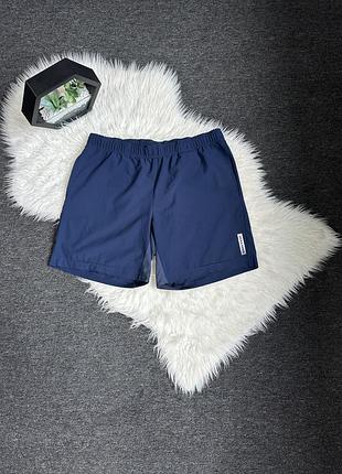 Сині спортивні шорти jack & jones з еластичним поясом та логотипом на лівій штанині.