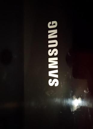 Samsung телевизор 32дюйма в рабочем состоянии есть помарка в изображении на фото видно продаю только телевизор 
без шнуров и пульта