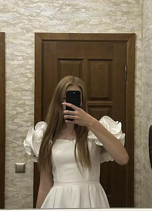 Біла святкова сукня міді з пишними рукавами