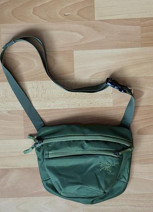 Зелена поясна сумка arc'teryx mantis 2 з вышитим логотипом