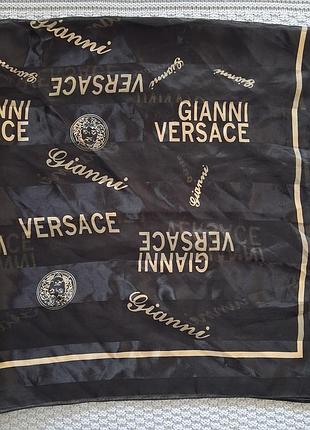Винтажный черный  платок gianni versace украшен принтом с логотипом бренда и изображениями медузы