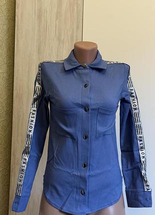 Стильна жіноча синя сорочка з блискучими лампасами fashion блуза з кишенями