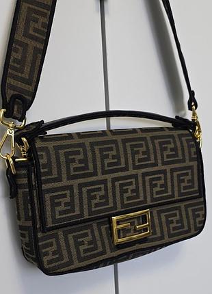 Стильна сумка fendi baguette з фірмовим жаккардовим візерунком ff та золотистою фурнітурою