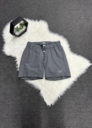 Жіночі велошорти fox girls base short у кольорі charcoal.