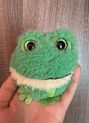 Це м'яка іграшка у формі кулі gilly the frog від ty beanie balls, яка має яскраві зелені блискучі очі