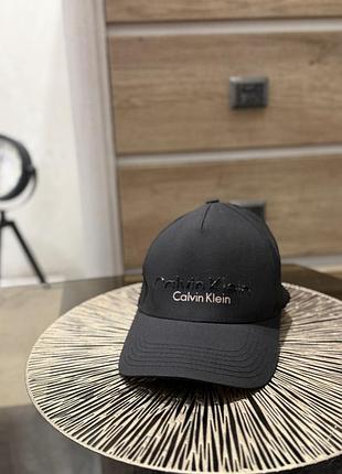 Кепка від бренду calvin klein