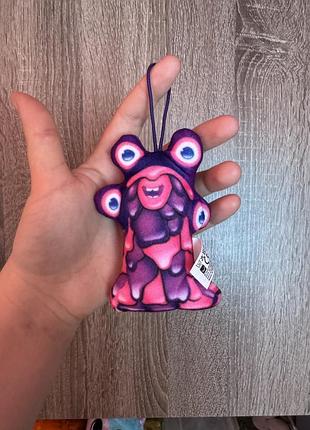 Це м'яка іграшка-брелок «blob» від mcdonald's із колекції happy meal 2023 року за мотивами шоу the masked singer