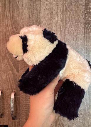 Плюшева іграшка панда дуже схожа на продукцію бренду keel toys, зокрема їхню серію keeleco, відому своїми м’якими матеріалами та екологічністю