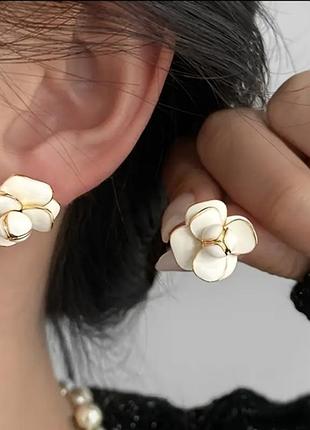 Серьги-цветы белые с золотистым контуром | новые | акцентные пусеты 1,8 см