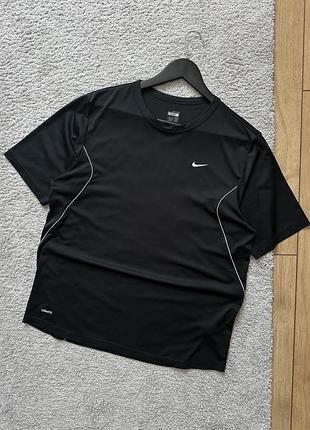 Футболка nike спортивна