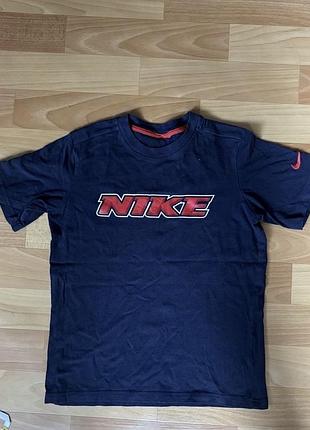 Футболка nike з красний  графічним логотипом на грудях