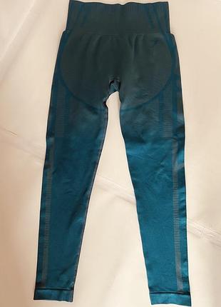 Спортивні безшовні лосіни бренду gymshark, с, леггинсы gymshark seamless teal blue с характерным бесшовным дизайном и выраженным контурным узором.