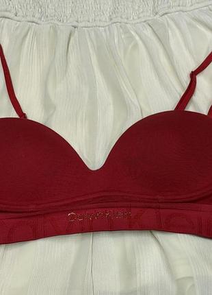 Топ з чашкою від бренду calvin klein