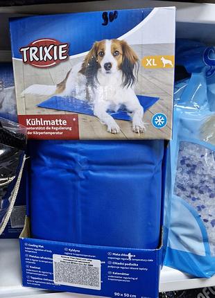 Охлаждающий коврик trixie (модель xl), который использует гелевый наполнитель для регулировки температуры тела животного. размеры 90 x 50 см, для собак