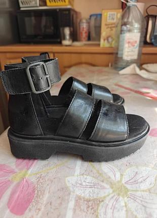 Сандалії/босоніжки на масивній тракторній платформі next black chunky sole sandals