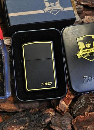 Бензиновая зажигалка zorro, в подарочном металлическом кейсе с бензином в комплекте. зажигалка