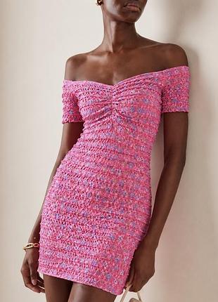Платье zara xs, s, m, розовое мини, цветочный принт, укороченное, жатка, эластичное, приталенное, со спущенными плечами, декольте, сукня рожева міні