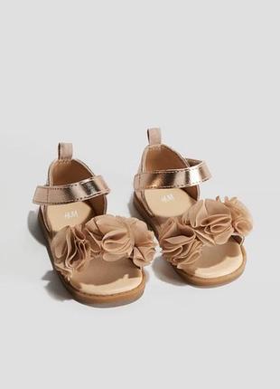 Продам дитячі босоніжки h&m 🌸  👶 розмір: 18–19 🤍 колір: бежевий із ніжним золотистим відтінком 🌼 декор: красиві квіточки