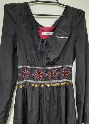 Чорна сукня з вишивкою