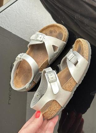 Босоніжки birkenstock, оригінал, срібні сандалії на дівчинку 18-19см