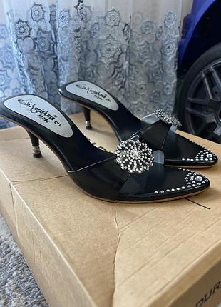 Чорні мюлі на шпильці від бренду karishma shoes