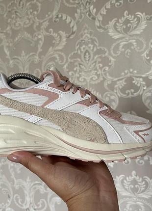 Жіночі кросівки puma hypnotic ls у білому кольорі з рожевими акцентами.