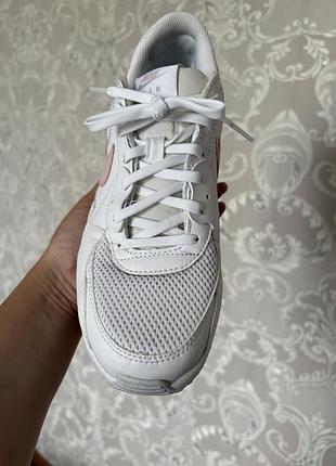 Жіночі кросівки nike air max excee у білому кольорі з ніжно-рожевим логотипом swoosh та підошвою