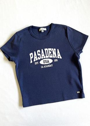 Темно синя футболка pull&bear slim fit з білим написом pasadena