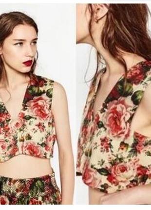 Вкорочений топ від zara має квітковий принт і глибокий v-подібний виріз