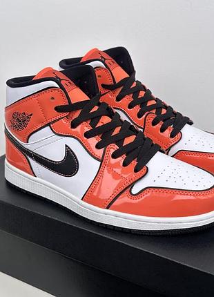 Кроссовки кеди лакові nike air jordan 1 mid se white/orange dd6834-802