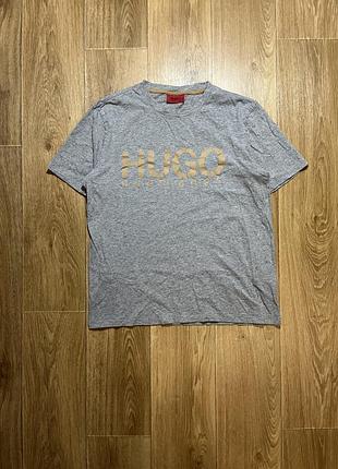 Футболка hugo boss сіра з бежевим логотипом, розмір s