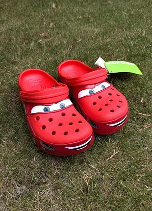 Красные crocs mcqueen
