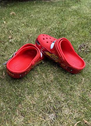 Красные crocs mcqueen 2