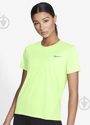 Спортивна жіноча світло-жовта футболка для бігу nike dri-fit має сітчасті вставки з боків та логотип на грудях